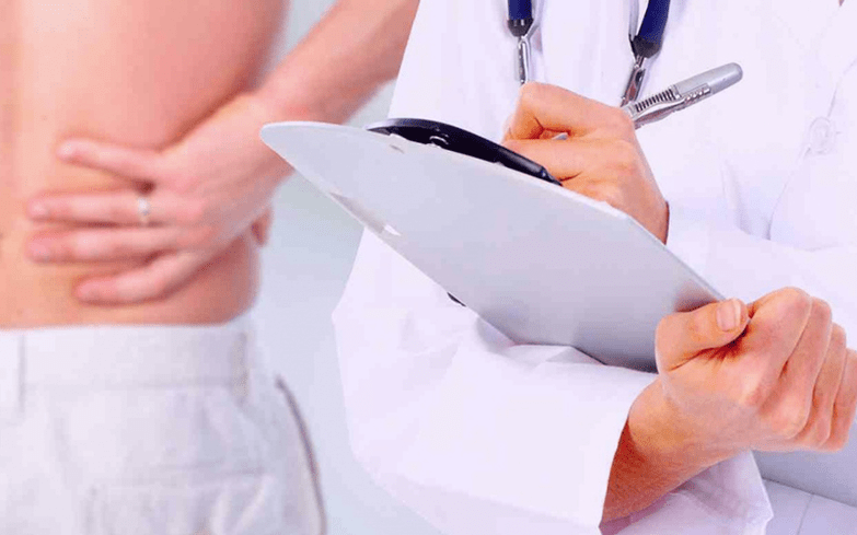 El médico prescribe tratamiento para el dolor lumbar.